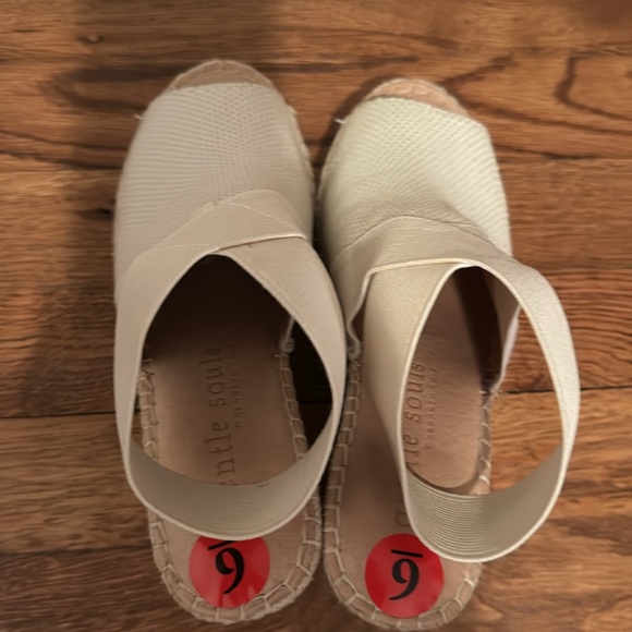 Kenneth Cole Gentle Souls Wedge Platform. White sneaker like bottom. Tan color. - Picture 5 of 10